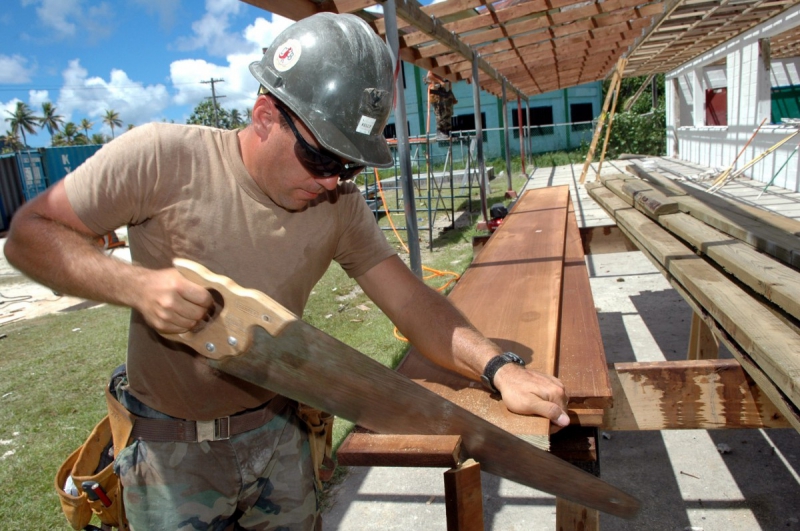 ebeniste-PEGOMAS-min_worker_construction_building_carpenter_male_job_build_helmet-893290